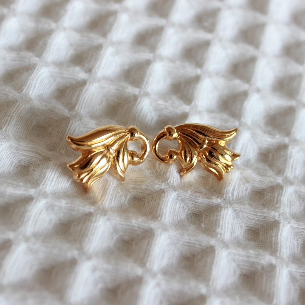 Vintage Gold Tone Floral‎ Leaf Stud Earrings Textured Sculptural Post Backs